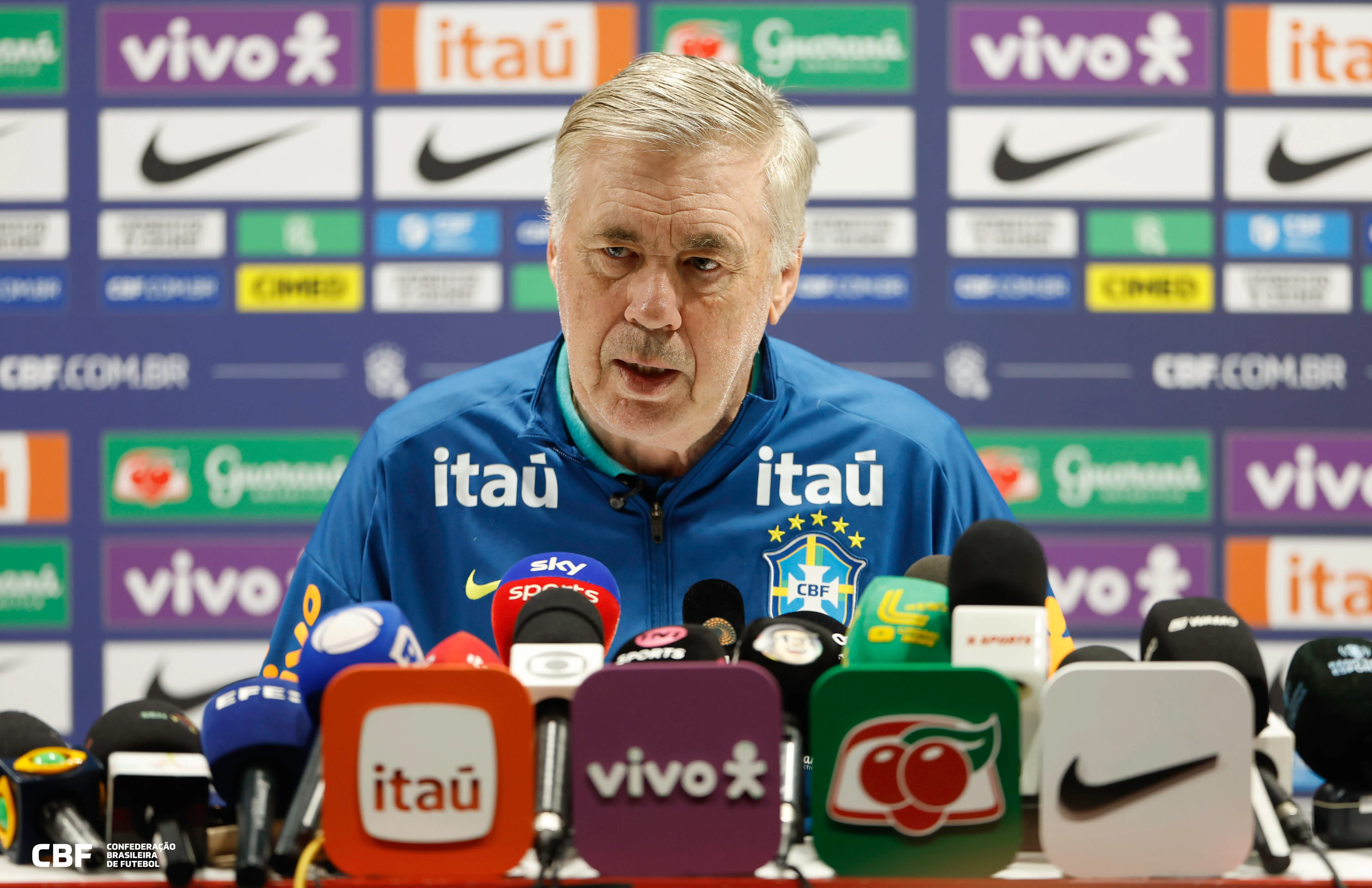 Carlo Ancelotti, técnico da Seleção Brasileira, em entrevista coletiva. Foto: @rafaelribeirorio/CBF