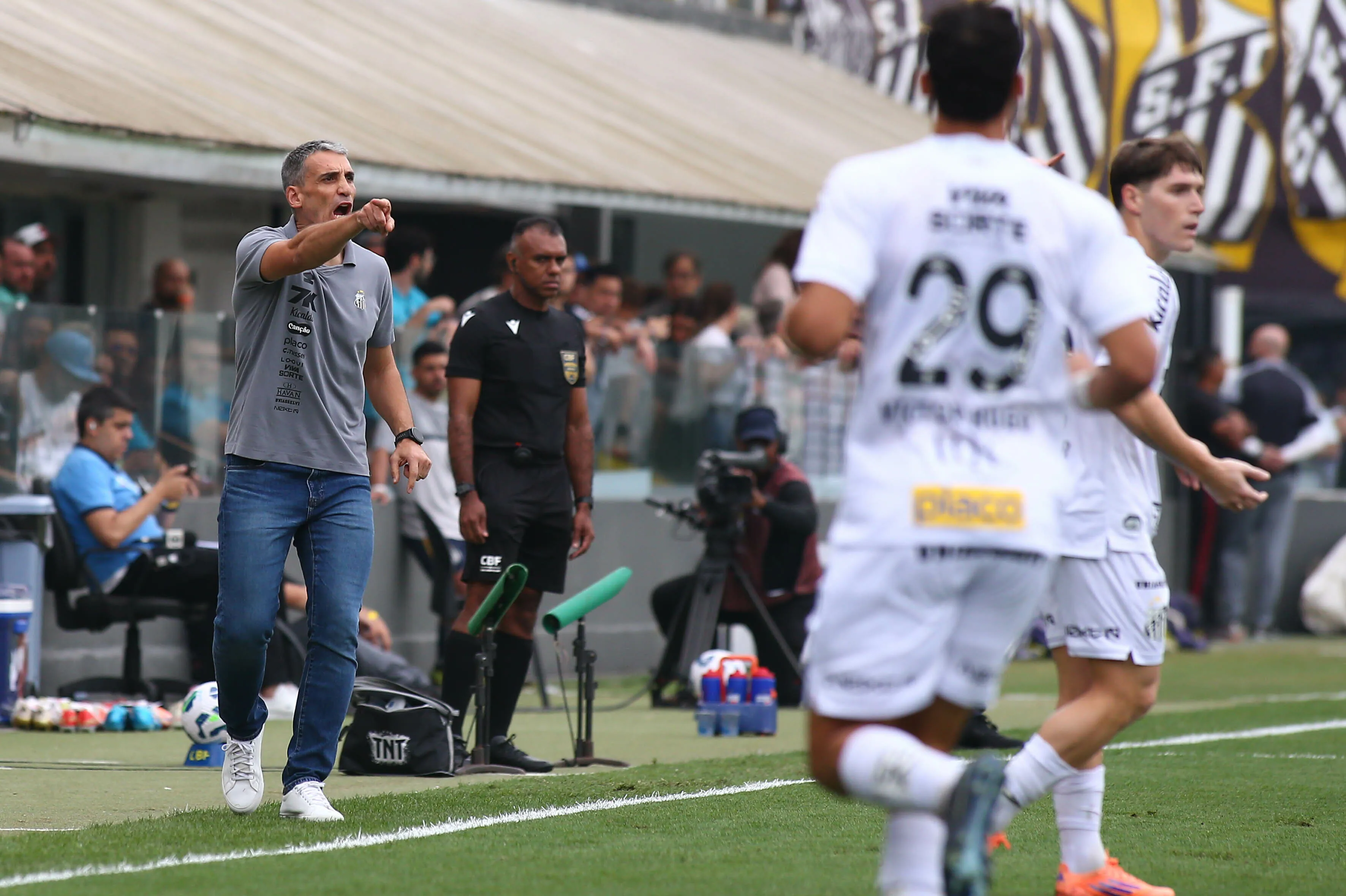 Juan Pablo Vojvoda, técnico do Santos durante partida contra o Fortaleza – Foto: Mauricio De Souza/AGIF