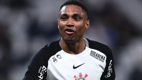 Vitinho durante confronto contra o Bahia no Campeonato Brasileiro de 2025.