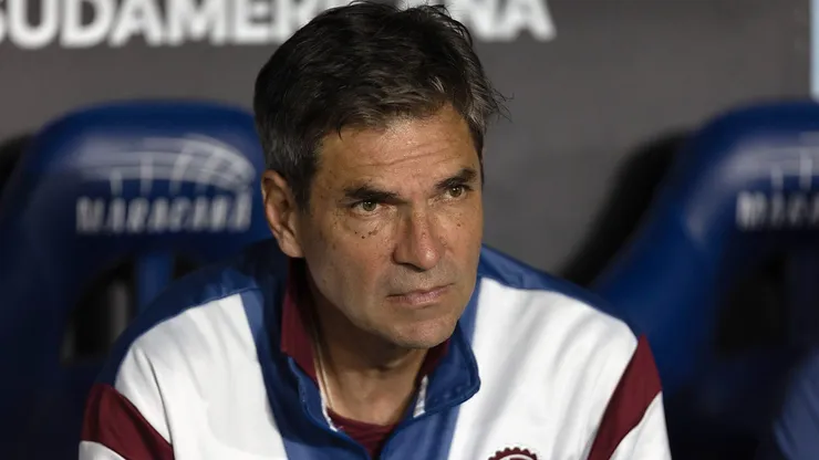 RIO DE JANEIRO, BRAZIL - SEPTEMBER 23: Mauricio Pellegrino head coach of Lanus looks on prior to the quarter-final Copa CONMEBOL Sudamericana 2025 second-leg match between Fluminense and Lanus at Maracana Stadium on September 23, 2025 in Rio de Janeiro, Brazil. (Photo by Ruano Carneiro/Getty Images)