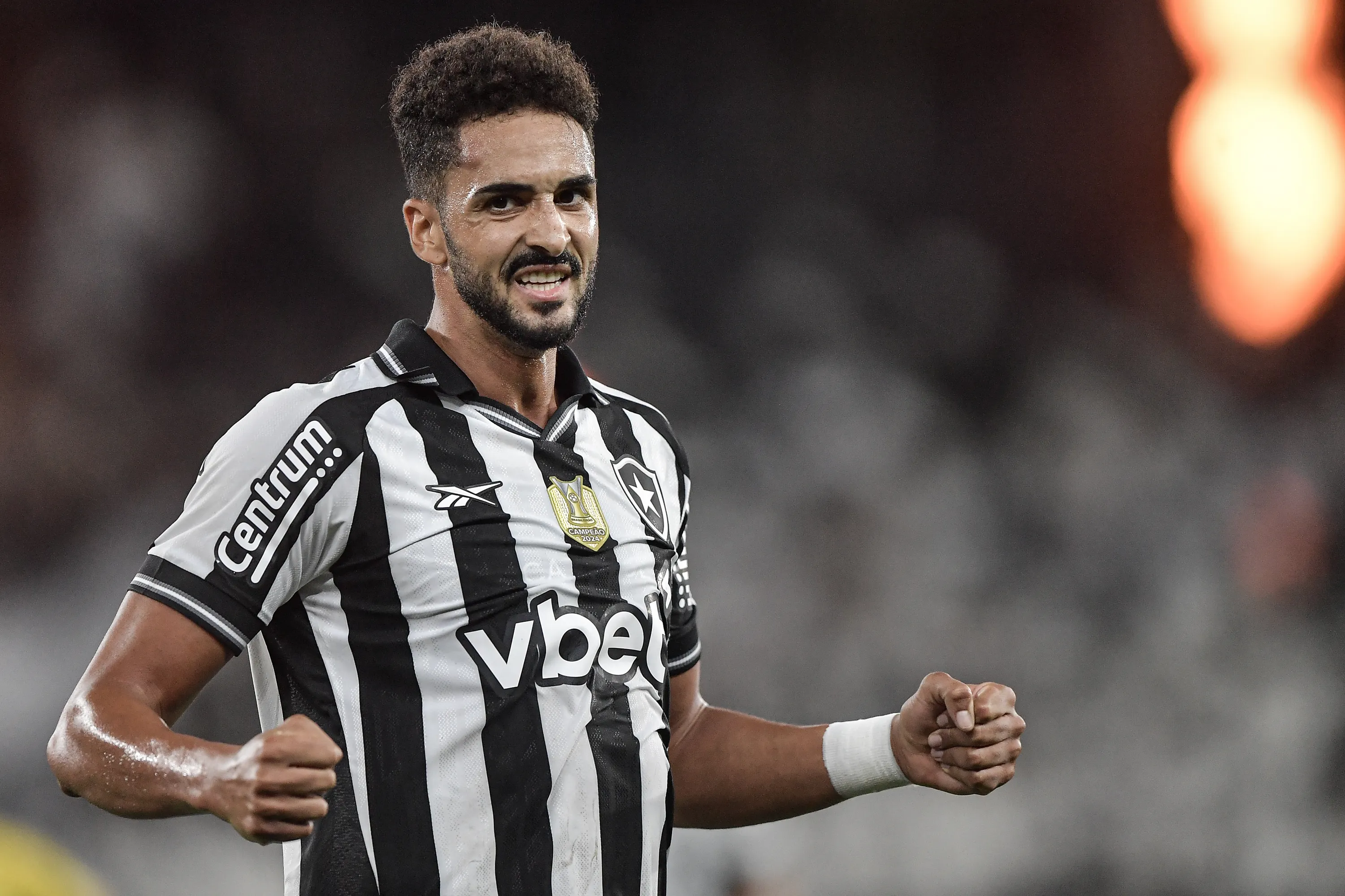 Chris Ramos jogador do Botafogo comemora seu gol durante partida contra o Mirassol no estadio Nilton Santos pelo campeonato Brasileiro A 2025. Foto: Thiago Ribeiro/AGIF