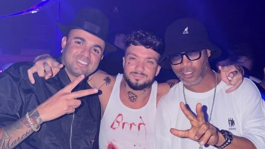 Luan (E) aparece em foto com Ronaldinho. Foto: Reprodução/X