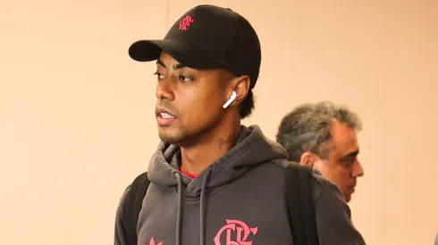 Bruno Henrique durante embarque para Recife. Gilvan de Souza/Flamengo