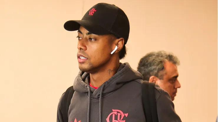 Bruno Henrique durante embarque para Recife. Gilvan de Souza/Flamengo