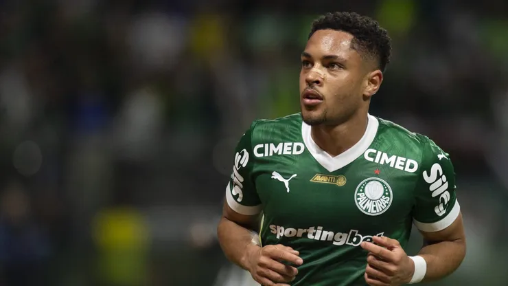 SP - SAO PAULO - 06/11/2025 - BRASILEIRO A 2025, PALMEIRAS X SANTOS - Vitor Roque jogador do Palmeiras durante partida contra o Santos no estadio Arena Allianz Parque pelo campeonato Brasileiro A 2025. Foto: Anderson Romao/AGIF