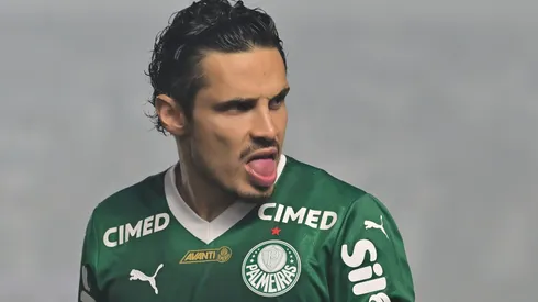 Raphael Veiga em Santos x Palmeiras pelo Brasileirão 2025. Foto: Jota Erre/AGIF