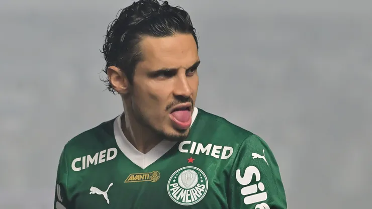Raphael Veiga em Santos x Palmeiras pelo Brasileirão 2025. Foto: Jota Erre/AGIF