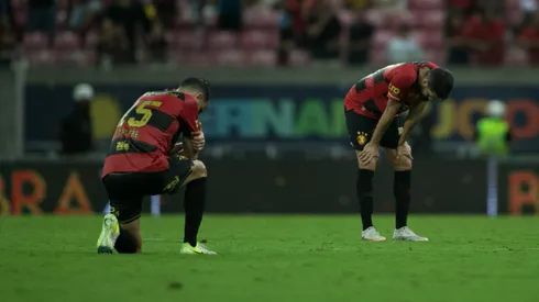 Jogadores do Sport lamentam o rebaixamento apos a partida contra o Flamengo na Arena de Pernambuco, pelo Campeonato Brasileiro A 2025. Foto: Marlon Costa/AGIF