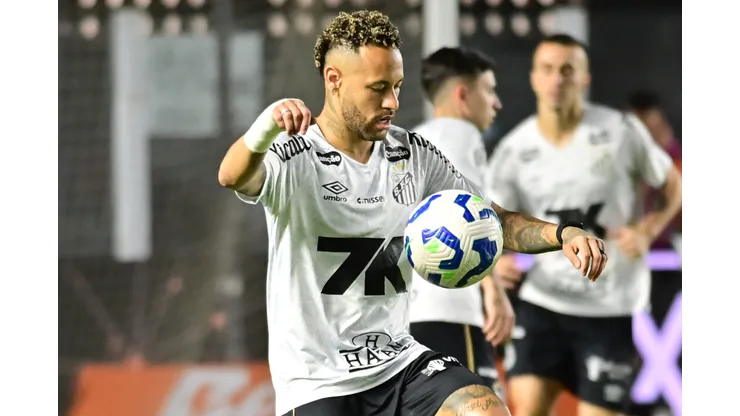 SP - SANTOS - 15/11/2025 - BRASILEIRO A 2025, SANTOS X PALMEIRAS - Neymar Jr jogador do Santos durante aquecimento antes da partida contra o Palmeiras no estadio Vila Belmiro pelo campeonato Brasileiro A 2025. Foto: Jota Erre/AGIF
