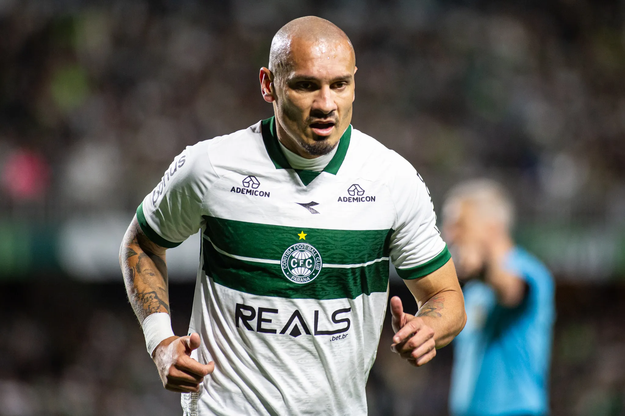 PR – CURITIBA – 19/10/2025 – BRASILEIRO B 2025, CORITIBA X ATHLETICO-PR – Maicon jogador do Coritiba durante partida contra o Athletico-PR no estadio Couto Pereira pelo campeonato Brasileiro B 2025. Foto: Luis Garcia/AGIF