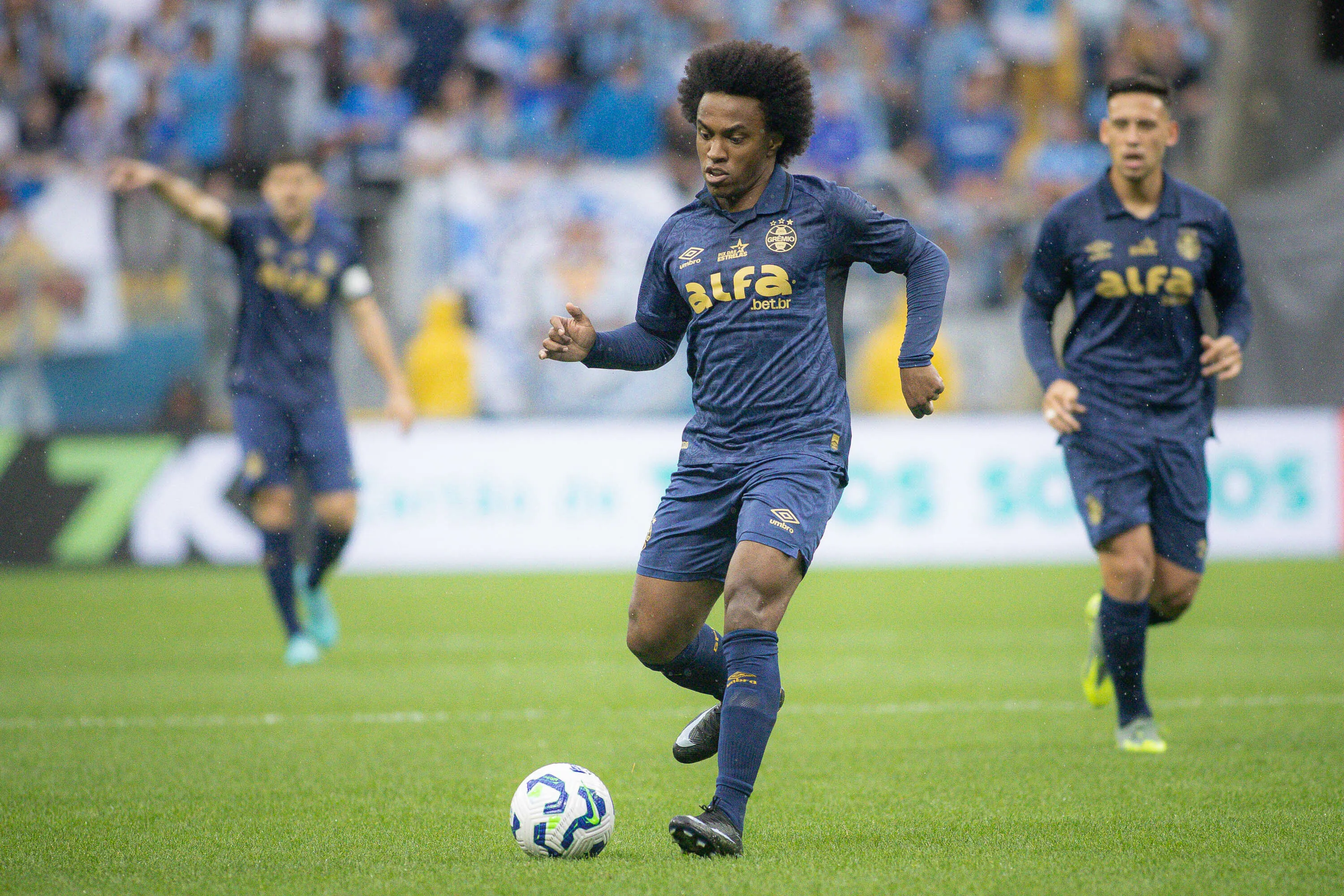 Willian se contundiu no jogo entre Grêmio e Vitória. Foto: Maxi Franzoi/AGIF