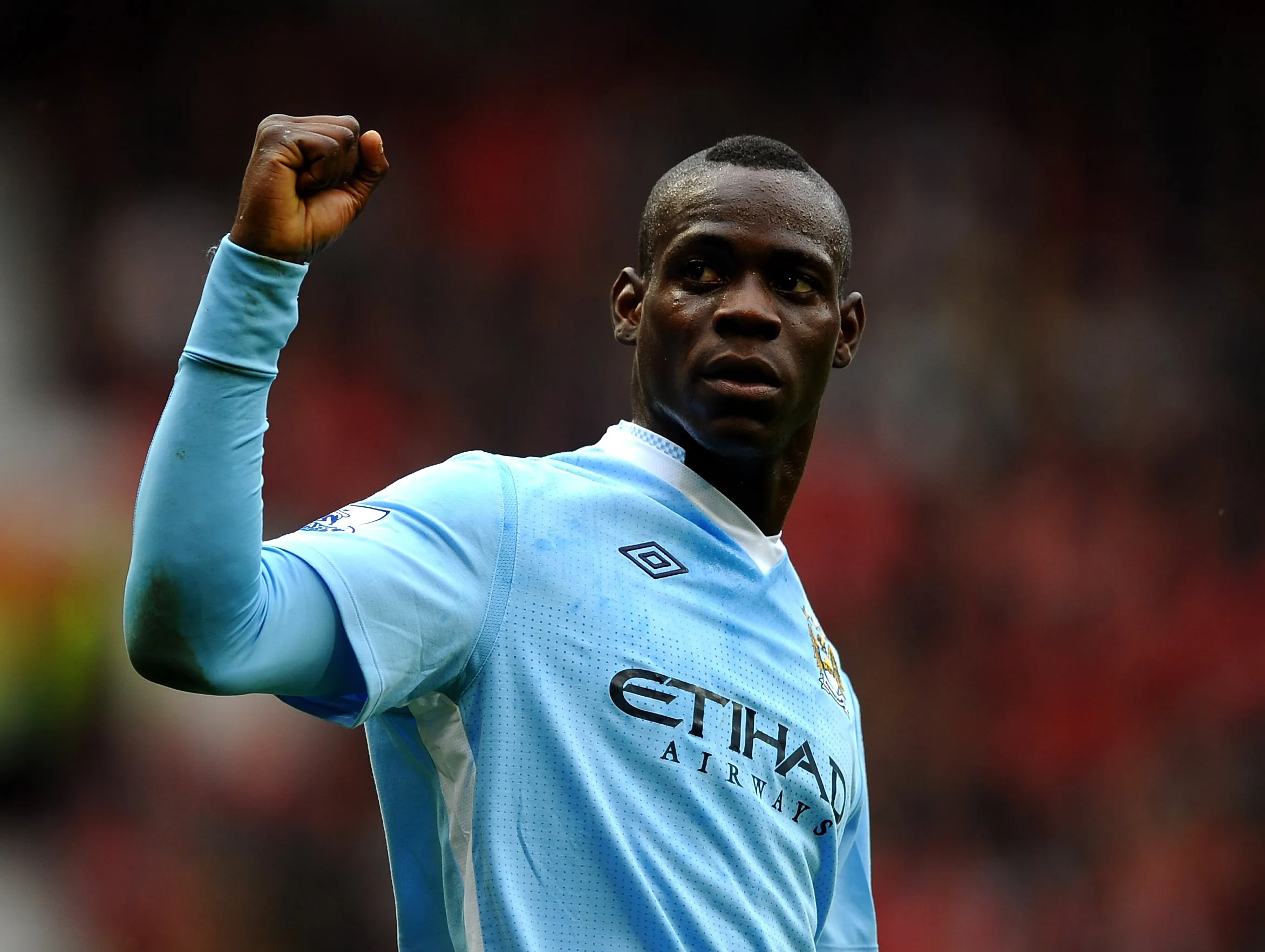 MANCHESTER, ENGLAND – OCTOBER 23:  Mario Balotelli of Manchester City celebrates scoring his team’s second goal during the Barclays Premier League match between Manchester United and Manchester City at Old Trafford on October 23, 2011 in Manchester, England.  (Photo by Laurence Griffiths/Getty Images)