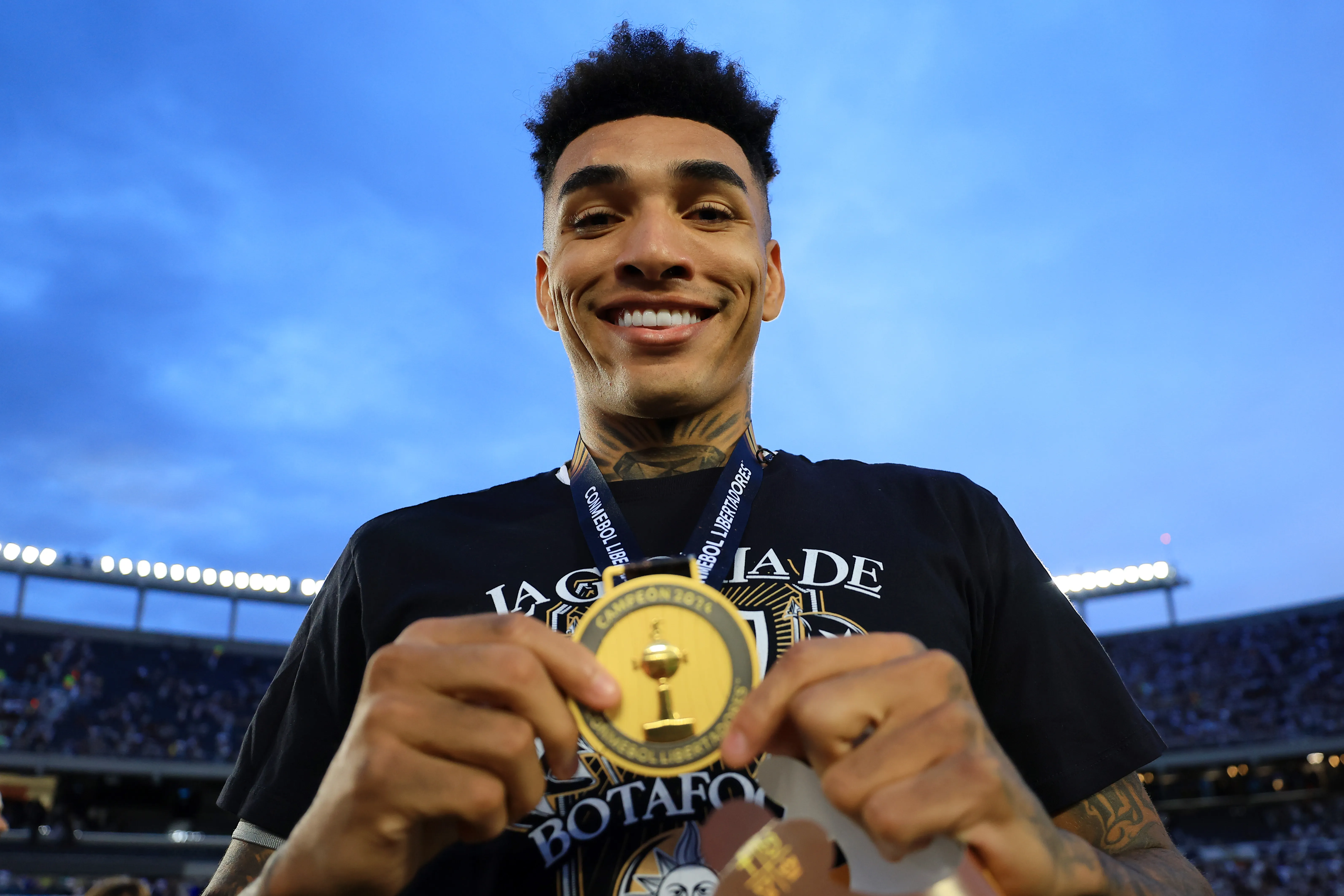 BUENOS AIRES, ARGENTINA – NOVEMBER 30: Igor Jesus of Botafogo celebrates with winner’s medal after the Copa CONMEBOL Libertadores 2024 Final between Atletico Mineiro and Botafogo at Estadio Más Monumental Antonio Vespucio Liberti on November 30, 2024 in Buenos Aires, Argentina. (Photo by Buda Mendes/Getty Images)