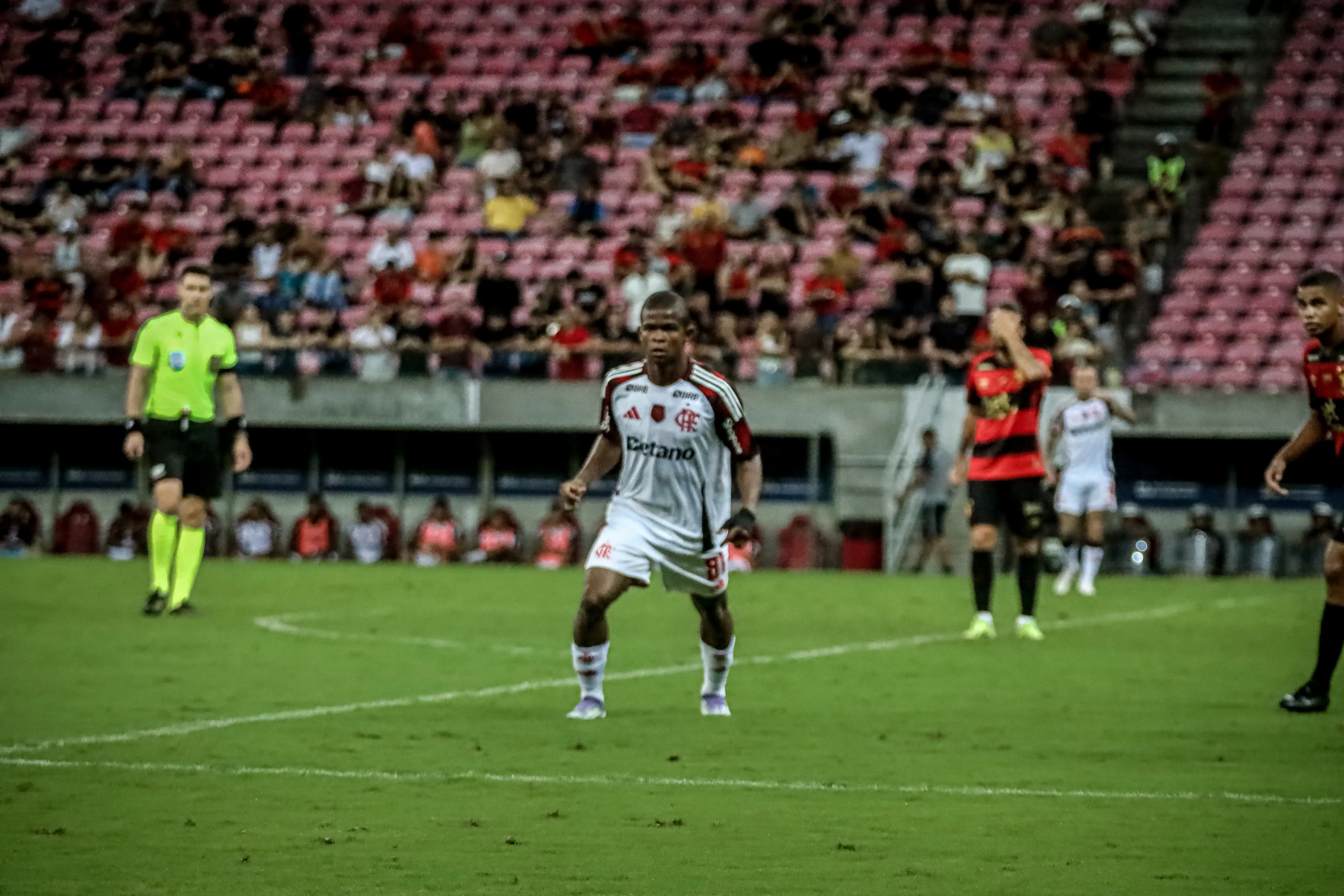 PE – RECIFE – 15/11/2025 – BRASILEIRO A 2025, SPORT X FLAMENGO E – jogador do Flamengo durante partida contra o Sport no estadio Arena Pernambuco pelo campeonato Brasileiro A 2025. Foto: Paulo Sergio Souza Xavier/AGIF