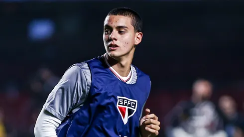 Lucca durante aquecimento para partida contra o Grêmio no Campeonato Brasileiro de 2025.