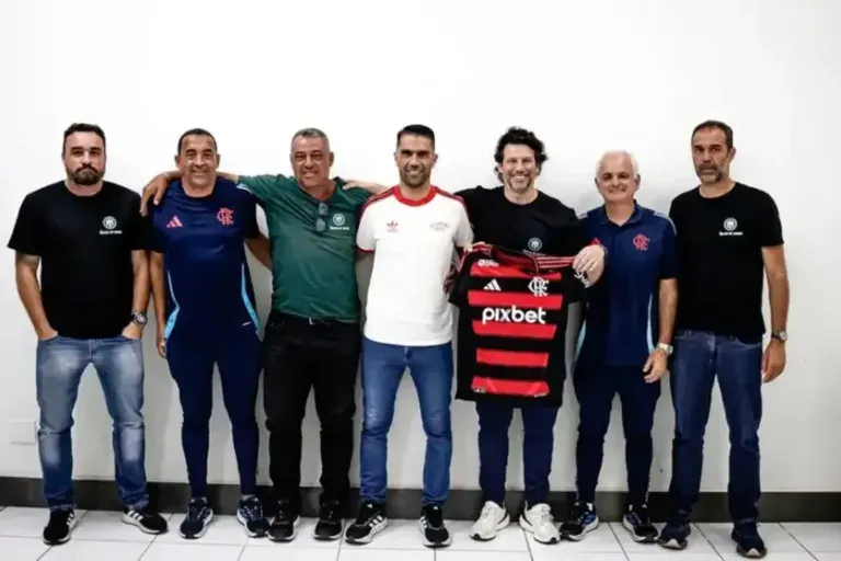 Diretorias de Flamengo e Inter de Minas durante o anúncio da parceria — Foto: Divulgação/Inter de Minas