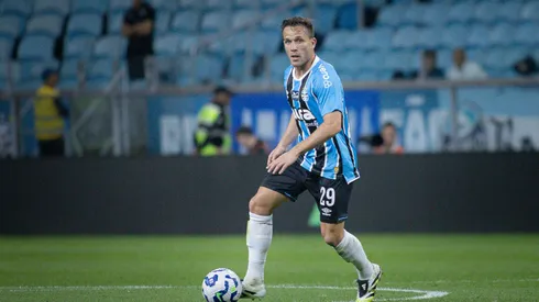 Arthur, meia do Grêmio. Foto: Maxi Franzoi/AGIF