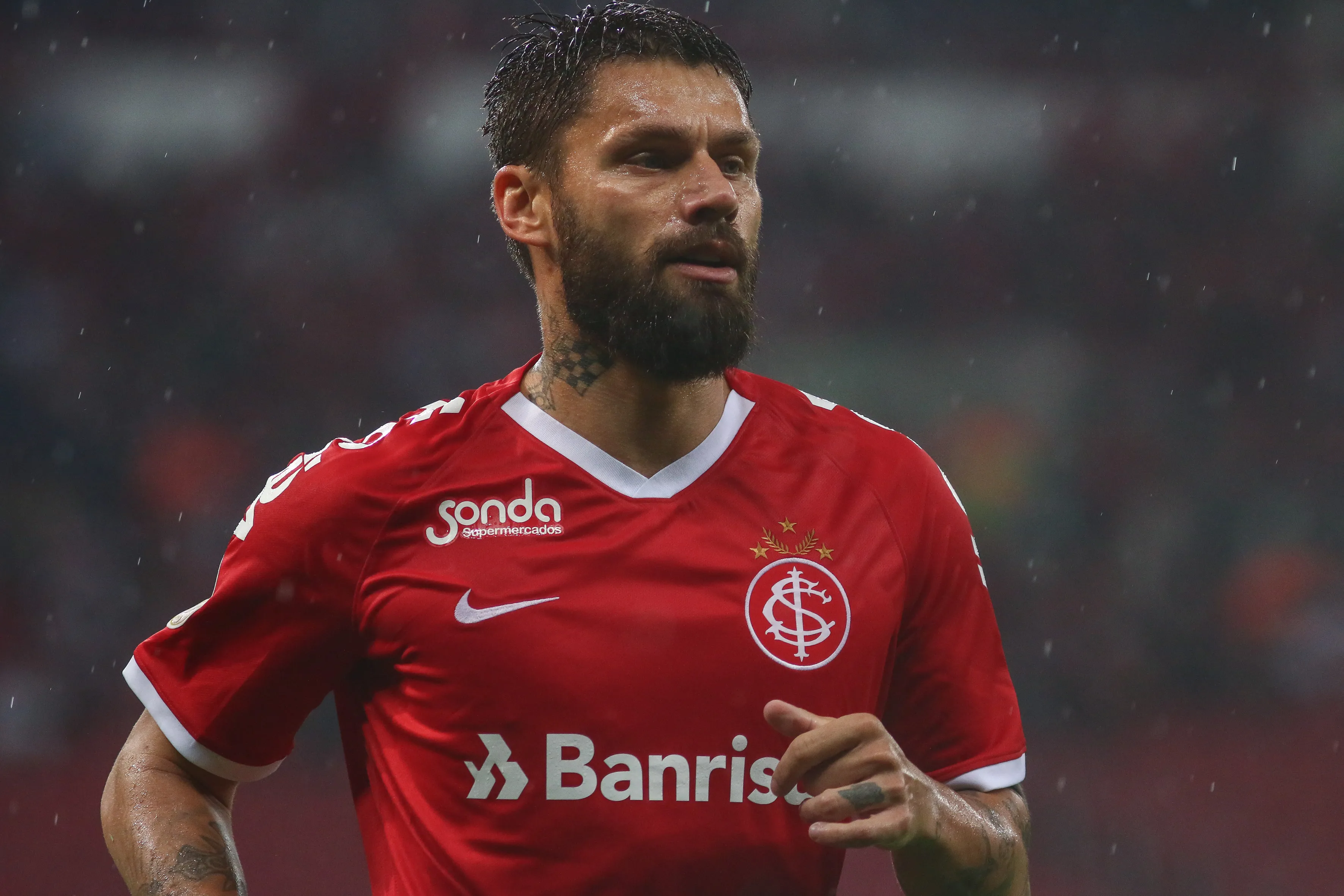 Rafael Sobis cutucou Arthur, do Grêmio. (Photo by Lucas Uebel/Getty Images)