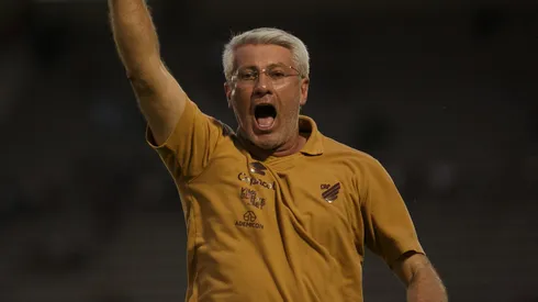 Odair Hellmann durante confronto contra a Ferroviária na Série B de 2025.