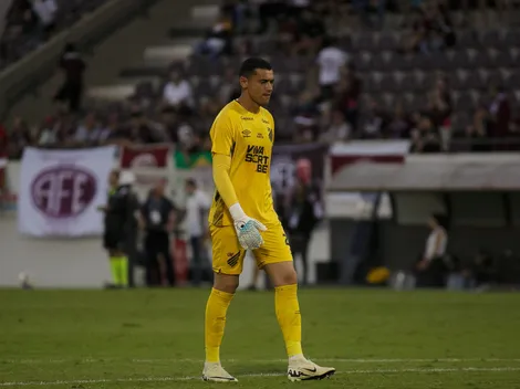 Goleiro Santos, ex-Flamengo, chama atenção com grande falha no Athletico-PR