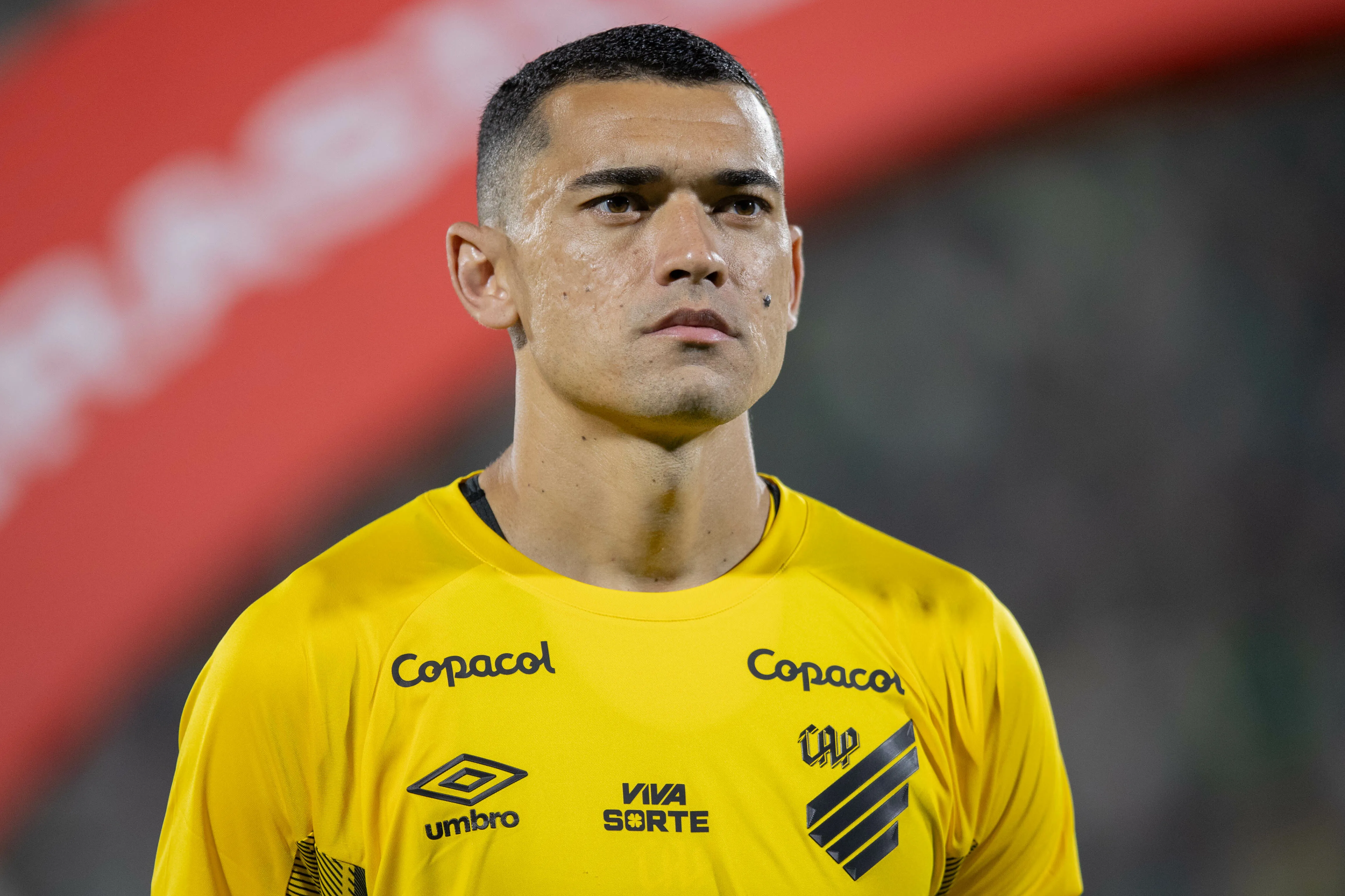 Santos jogador do Athletico-PR durante partida contra o Chapecoense no estadio Arena Conda pelo campeonato Brasileiro B 2025. Foto: Liamara Polli/AGIF