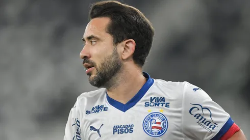 Everton Ribeiro durante confronto contra o Botafogo no Campeonato Brasileiro de 2025.