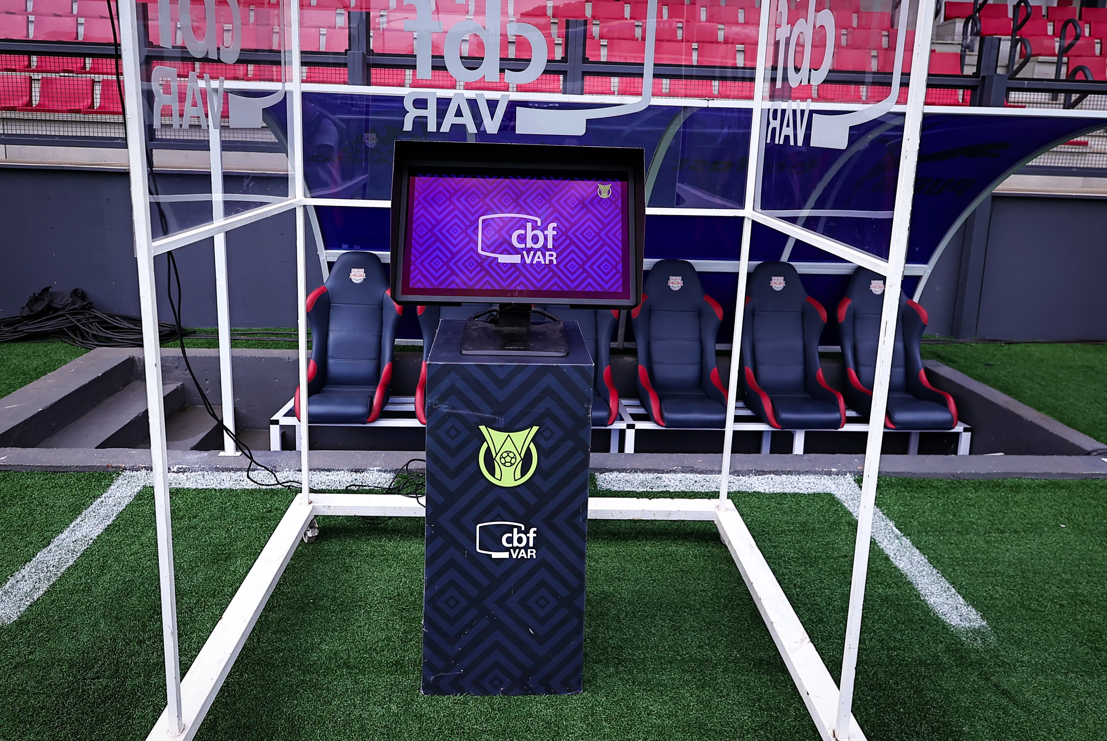 SP – BRAGANCA PAULISTA – 16/11/2025 – BRASILEIRO A 2025, BRAGANTINO X ATLETICO-MG – VAR (recurso de video) antes da partida entre Bragantino e Atletico-MG no estadio Cicero De Souza Marques pelo campeonato Brasileiro A 2025. Foto: Fabio Giannelli/AGIF