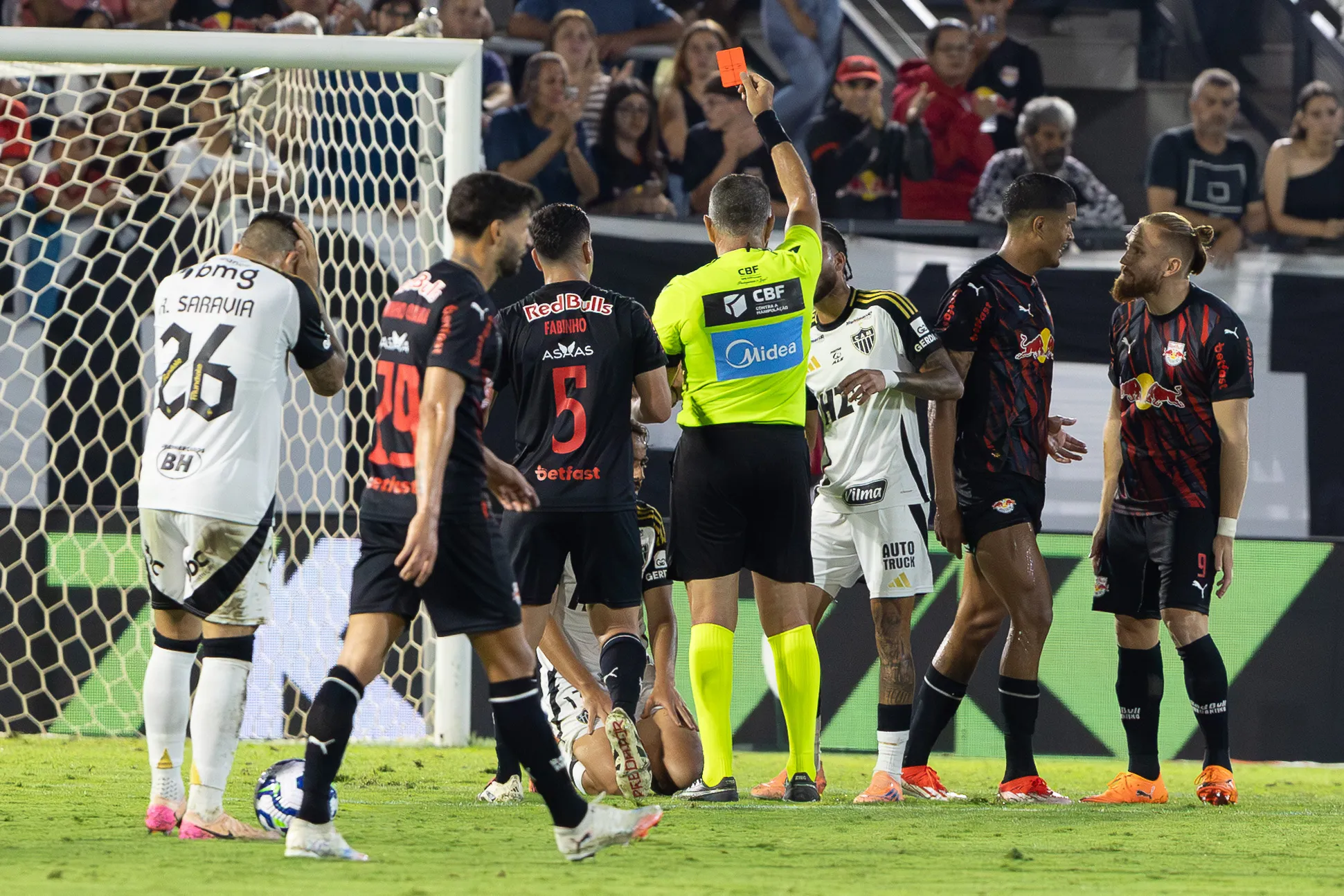 Igor Gomes jogador do Atletico recebe cartao vermelho do arbitro durante partida contra o Bragantino no estadio Cicero De Souza Marques pelo campeonato Brasileiro A 2025. Foto: Joisel Amaral/AGIF