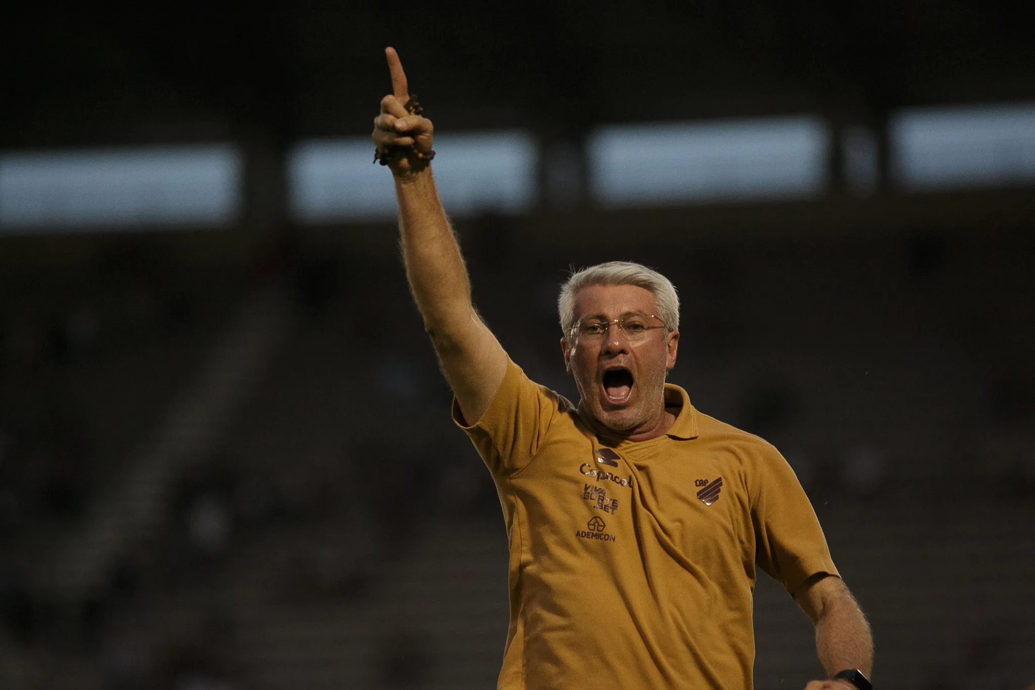 Odair Hellmann durante partida contra a Ferroviária na Série B de 2025. Foto: Vinicius Silva/AGIF