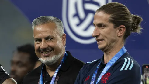 Danilo jogador do Flamengo comemora título com José Boto diretor de futebol e Filipe Luís técnico da sua equipe após partida contra o Maricá no estádio Maracanã pelo campeonato Carioca 2025. Foto: Jorge Rodrigues/AGIF