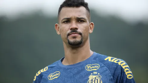 Zé Ivaldo durante treinamento do Santos em 2025.