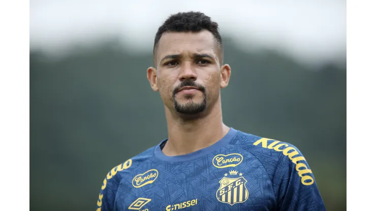 Zé Ivaldo durante treinamento do Santos em 2025.