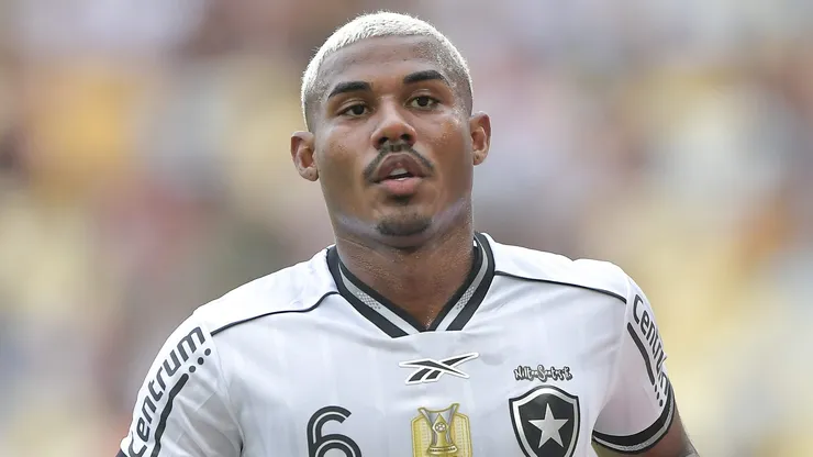 Cuiabano jogador do Botafogo durante partida contra o Fluminense no estadio Maracana pelo campeonato Brasileiro A 2025. Foto: Thiago Ribeiro/AGIF