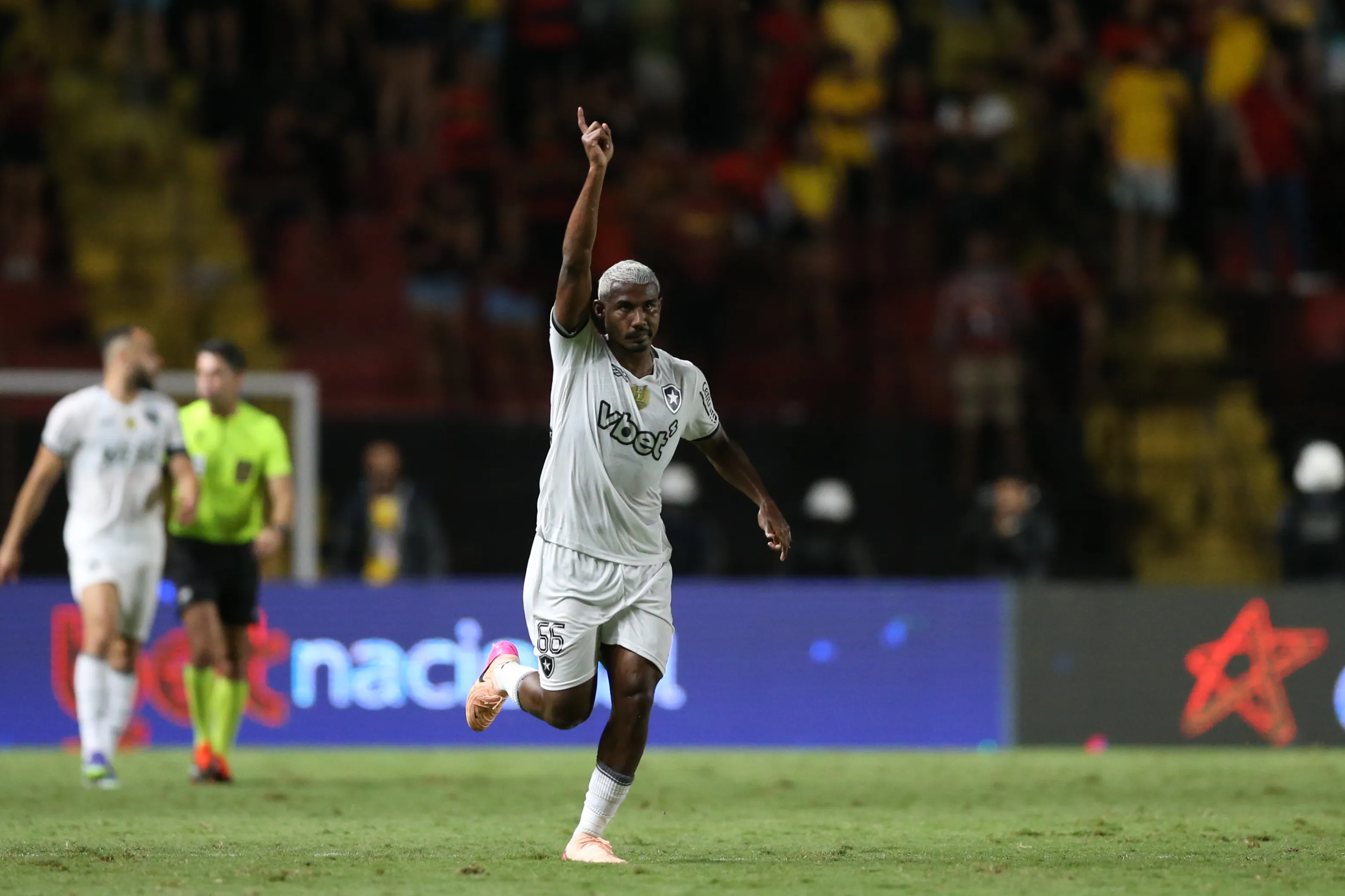 Cuiabano jogador do Botafogo comemora seu gol durante a partida entre Sport e Botafogo no Estadio da Ilha do Retiro em Recife (PE), pelo campeonato brasileiro Serie A. Foto: Marlon Costa/AGIF