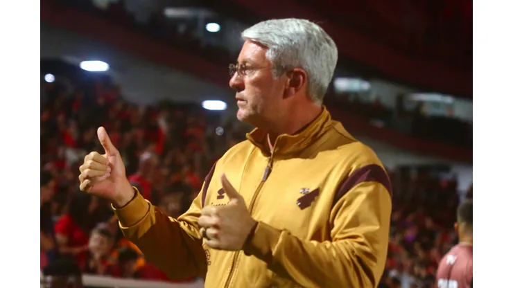 Odair Hellmann durante confronto contra o Vila Nova na Série B de 2025.
