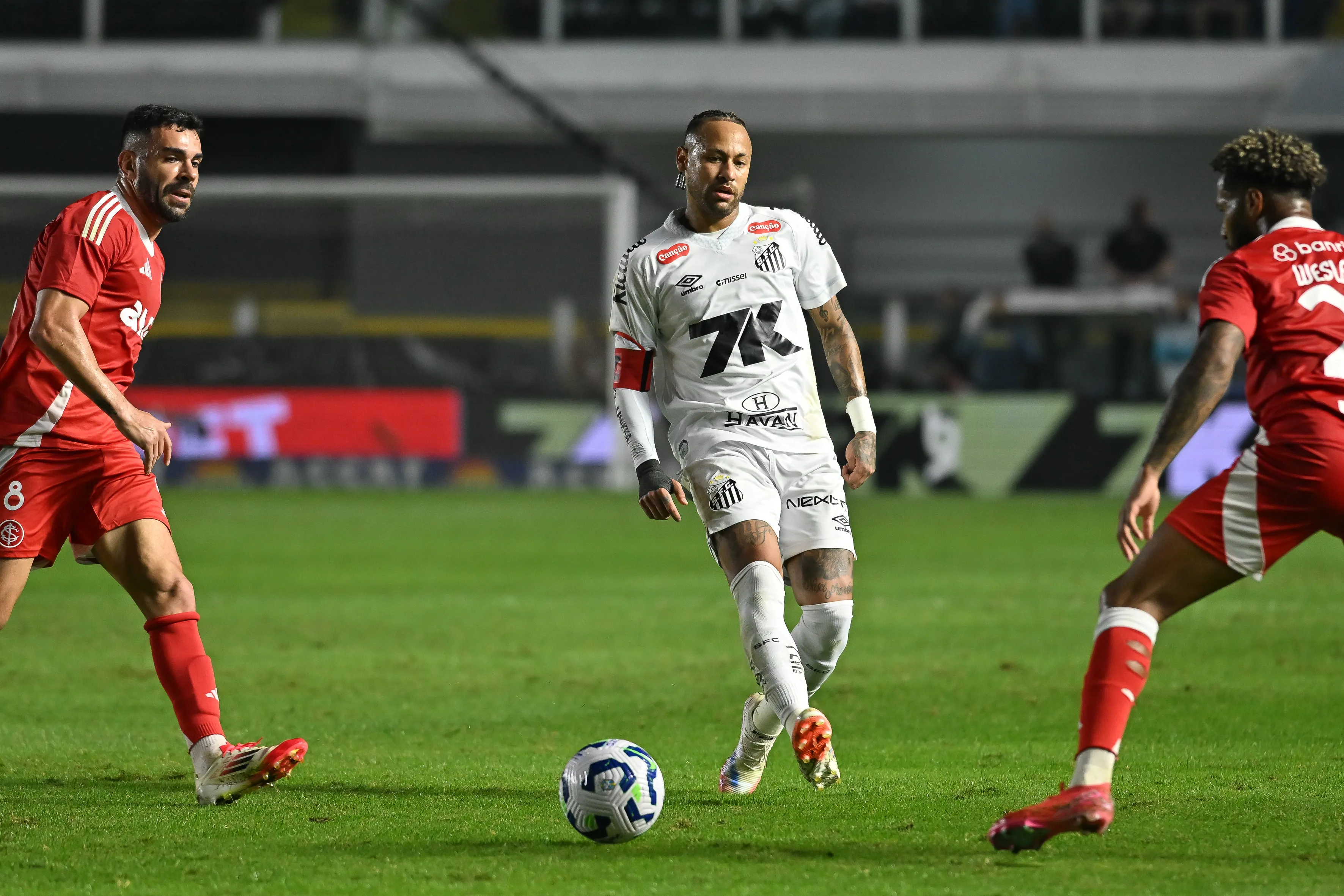 Neymar Jr jogador do Santos durante partida contra o Internacional no estadio Vila Belmiro pelo campeonato Brasileiro A 2025.  Foto: Jota Erre/AGIF