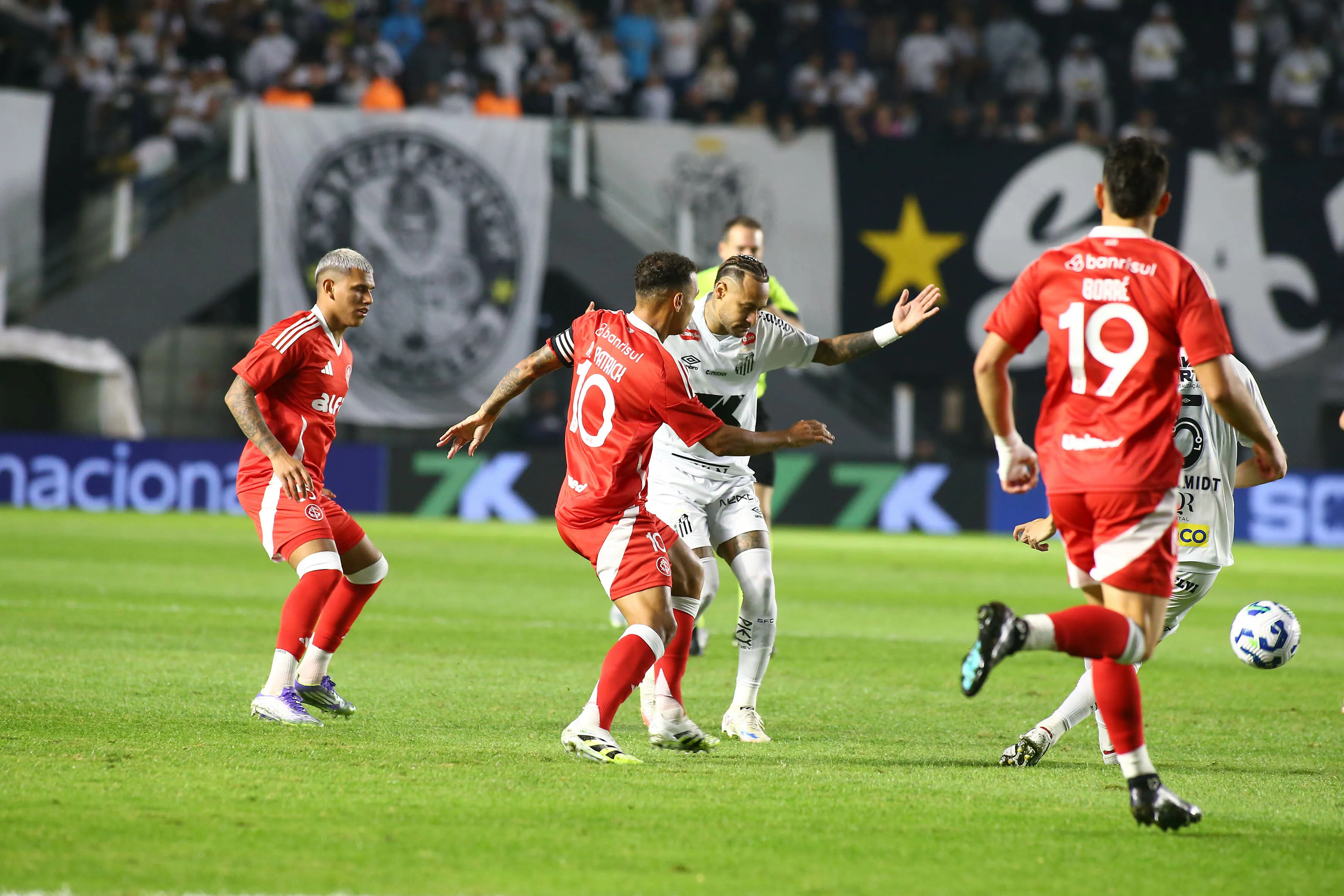 Neymar Jr jogador do Santos durante partida contra o Internacional no estadio Vila Belmiro pelo campeonato Brasileiro A 2025. Foto: Mauricio De Souza/AGIF