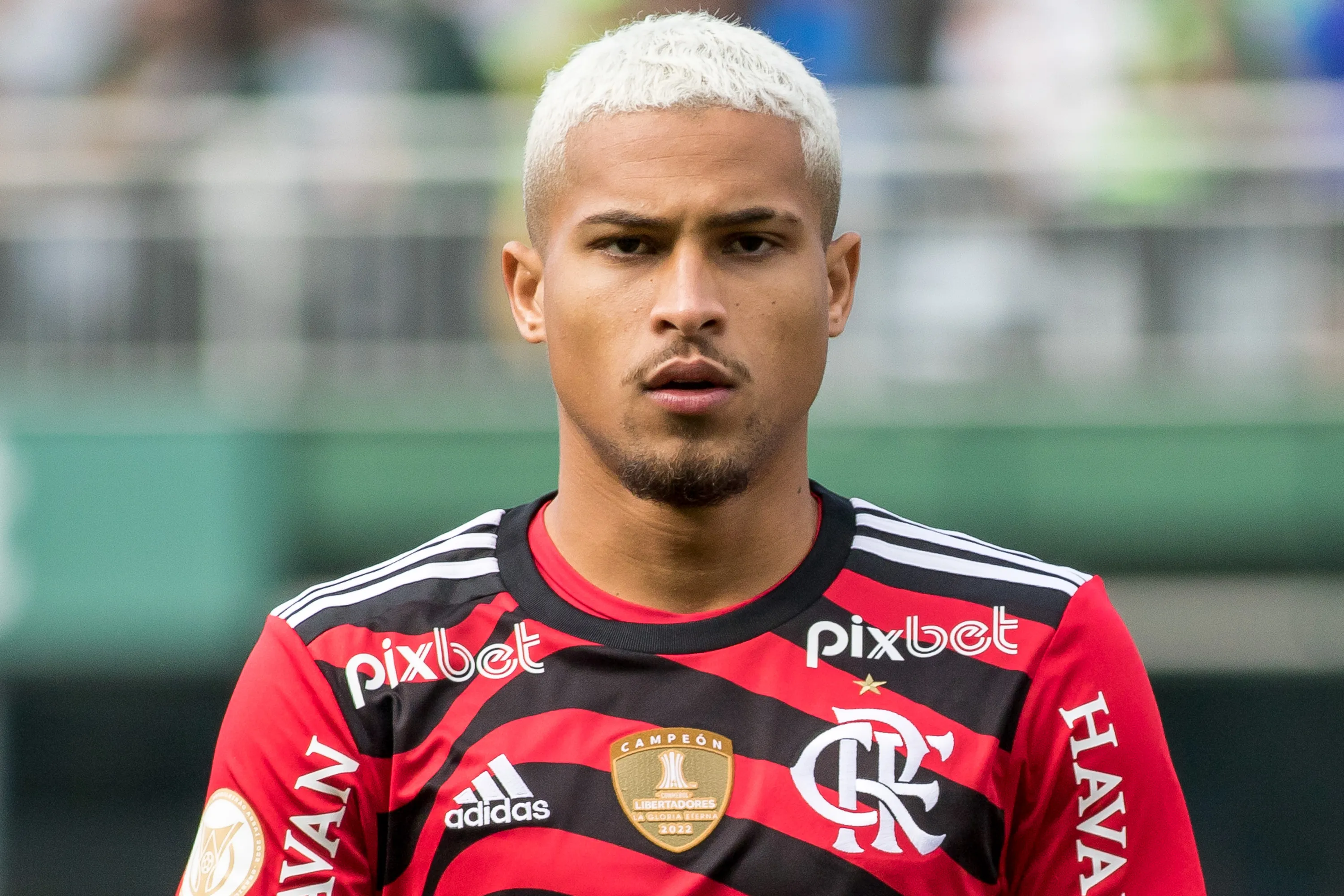 PR – Curitiba – 06/11/2022 – BRASILEIRO A 2022, CORITIBA X FLAMENGO – Joao Gomes jogador do Flamengo durante execucao do hino nacional antes da partida contra o Coritiba no estadio Couto Pereira pelo campeonato Brasileiro A 2022. Foto: Robson Mafra/AGIF