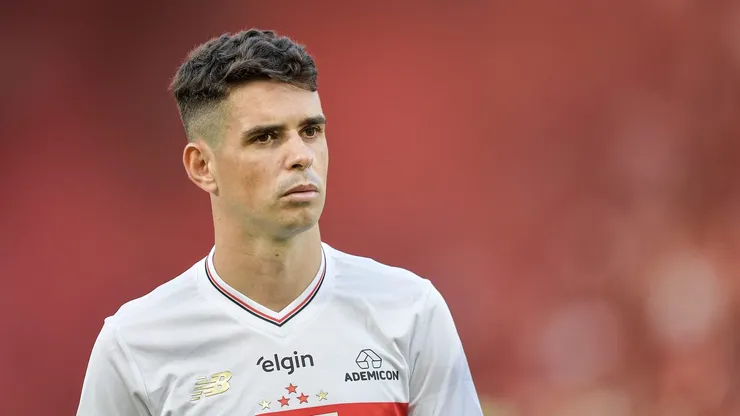 RJ - RIO DE JANEIRO - 12/07/2025 - BRASILEIRO A 2025, FLAMENGO X SAO PAULO - Oscar jogador do Sao Paulo durante partida contra o Flamengo no estadio Maracana pelo campeonato Brasileiro A 2025. Foto: Thiago Ribeiro/AGIF