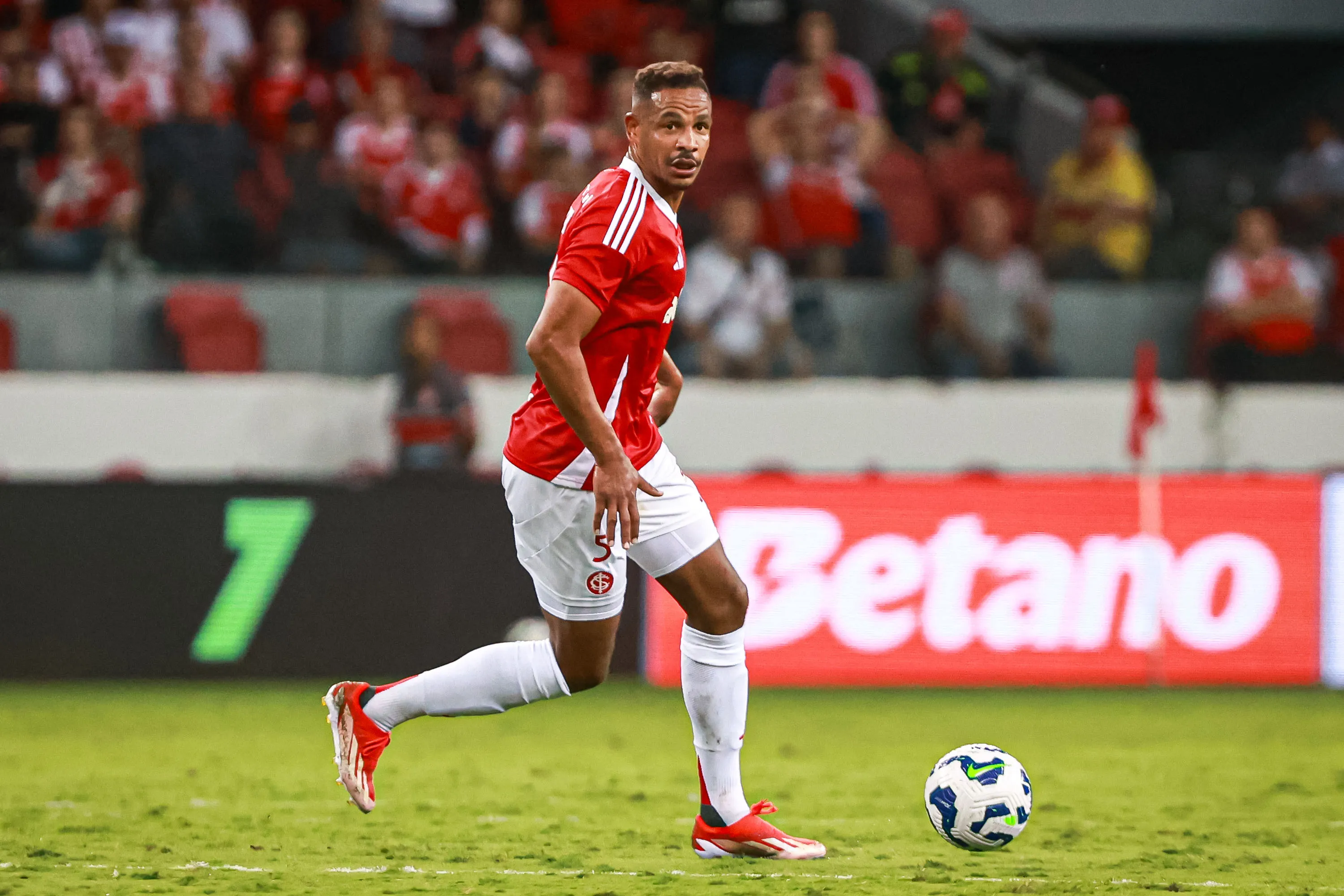 RS – PORTO ALEGRE – 16/04/2025 – BRASILEIRO A 2025, INTERNACIONAL X PALMEIRAS – Fernando jogador do Internacional durante partida contra o Palmeiras no estadio Beira-Rio pelo campeonato Brasileiro A 2025. Foto: Maxi Franzoi/AGIF