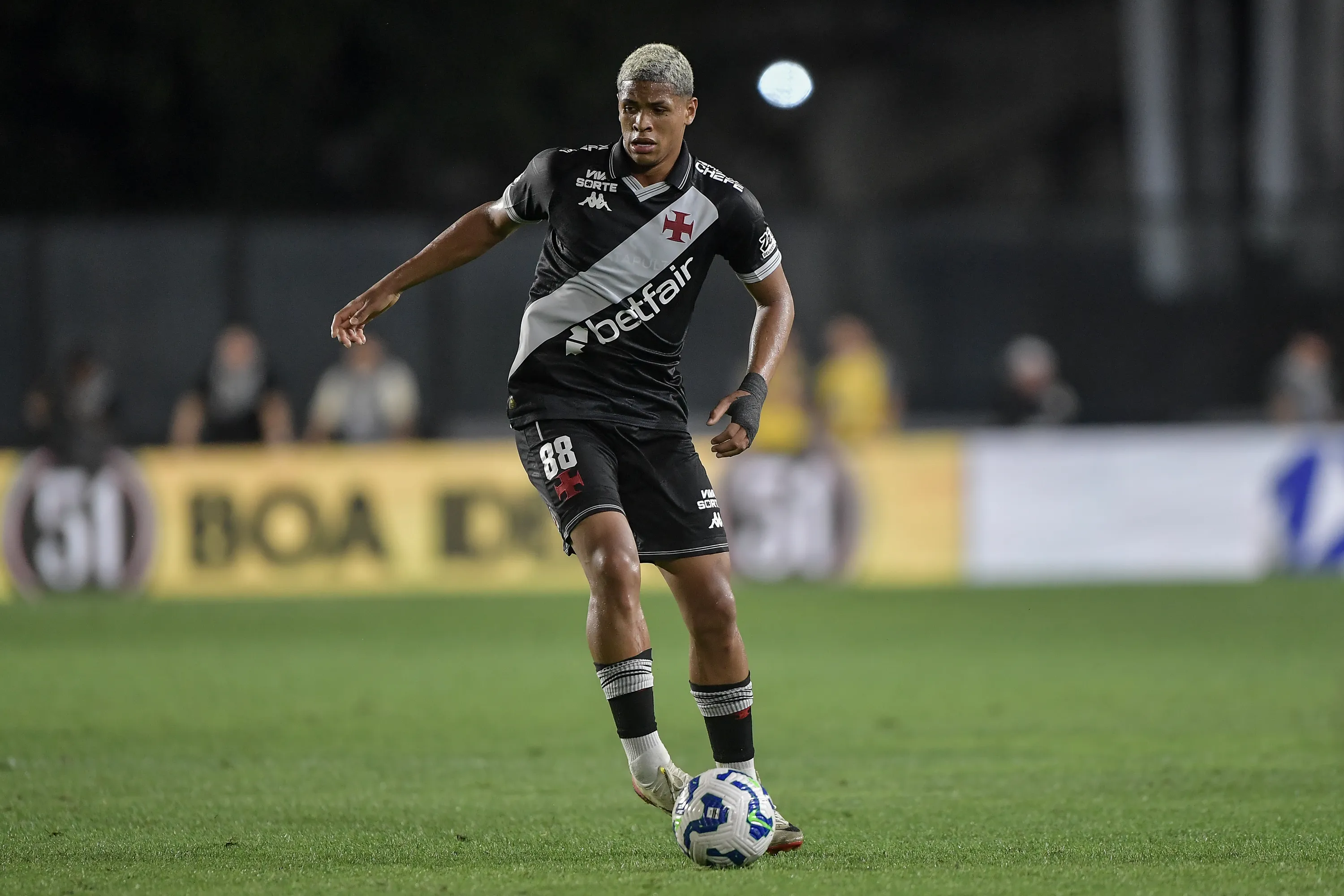 Cauan Barros jogador do Vasco durante partida contra o Sao Paulo no estadio Sao Januario pelo campeonato Brasileiro A 2025. Foto: Thiago Ribeiro/AGIF