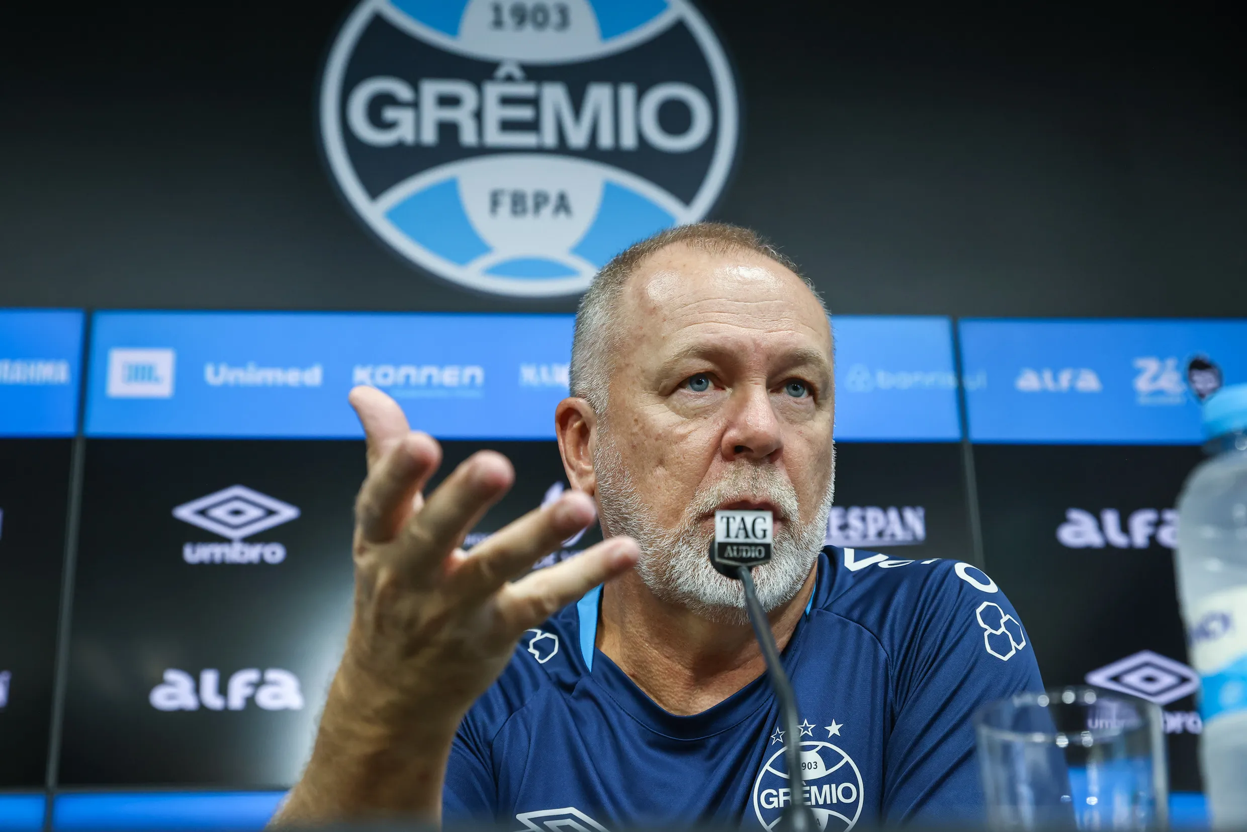 RS – FUTEBOL/APRESENTACAO GREMIO – ESPORTES – Vice-presidente de futebol Alexandre Rossato apresenta Mano Menezes como novo treinador do Gremio para a temporada 2025. FOTO: LUCAS UEBEL/GREMIO FBPA