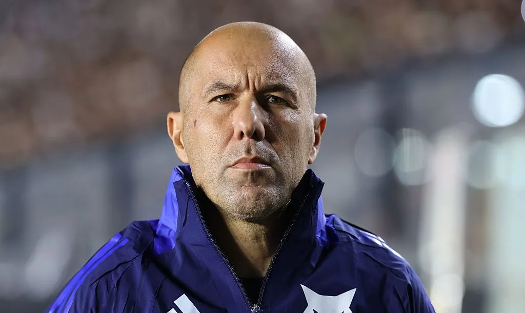RIO DE JANEIRO, BRAZIL – SEPTEMBER 27: Head coach Leonardo Jardim of Cruzeiro looks on prior to the match between Vasco da Gama and Cruzeiro as part of Brasileirao 2025 at Sao Januario Stadium on September 27, 2025 in Rio de Janeiro, Brazil. (Photo by Wagner Meier/Getty Images)