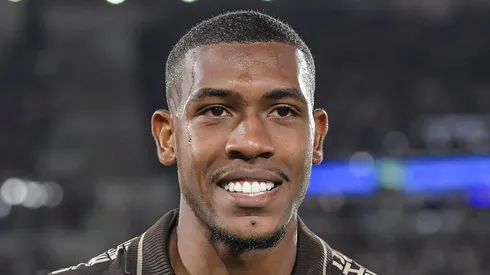 Rayan jogador do Vasco comemoram vitoria ao final da partida contra o Fluminense no estadio Maracana pelo campeonato Brasileiro A 2025. Foto: Thiago Ribeiro/AGIF