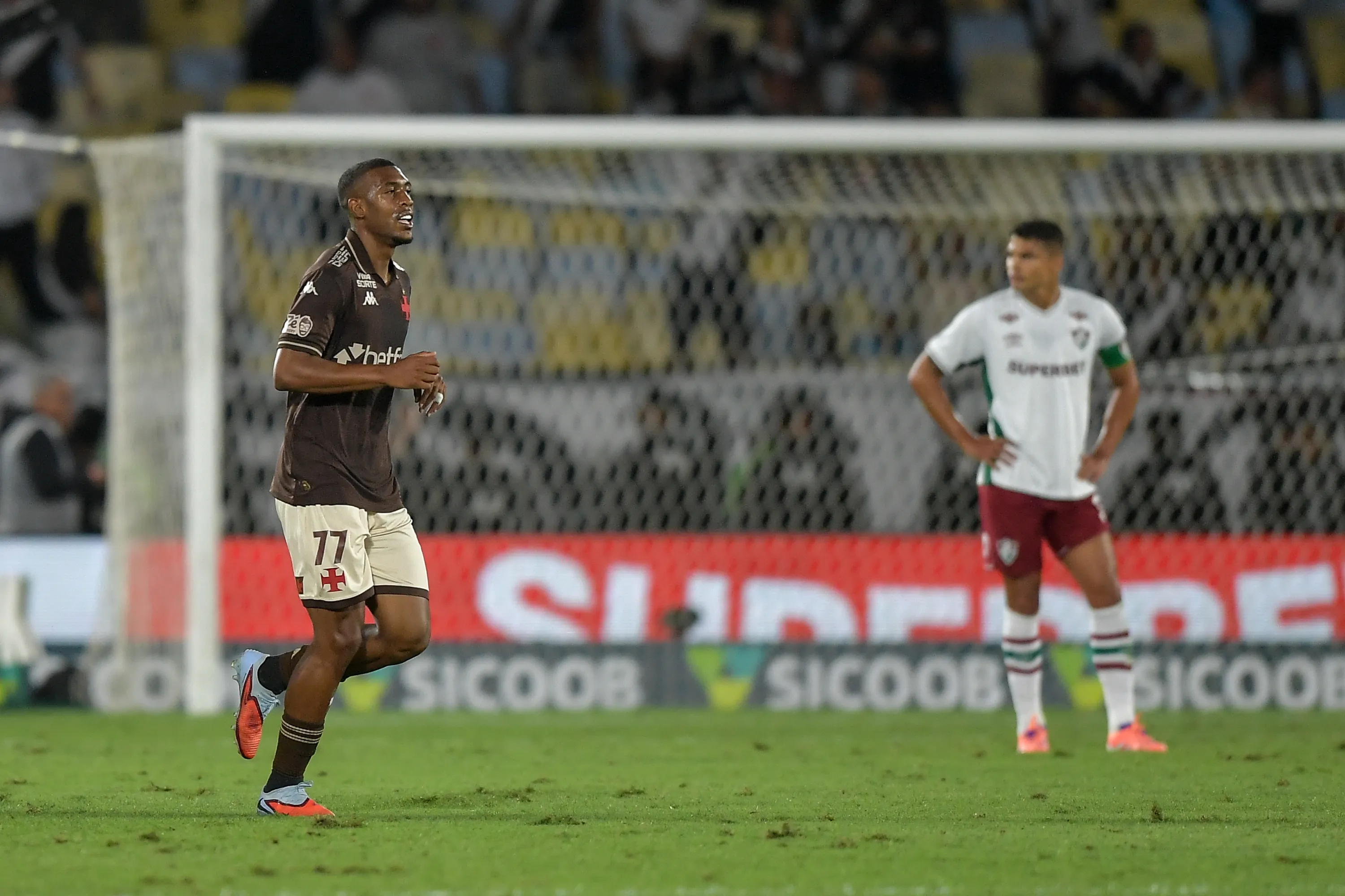 Rayan jogador do Vasco comemora seu gol durante partida contra o Fluminense no estadio Maracana pelo campeonato Brasileiro A 2025. Foto: Thiago Ribeiro/AGIF