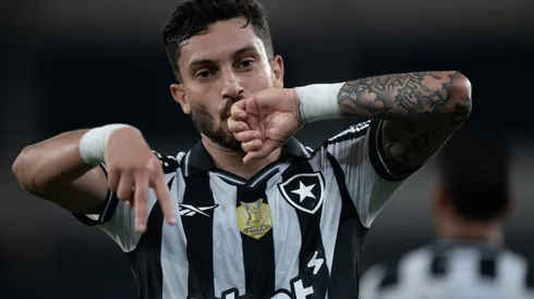 Alex Telles durante confronto contra o Vasco no Camponato Brasileiro de 2025.