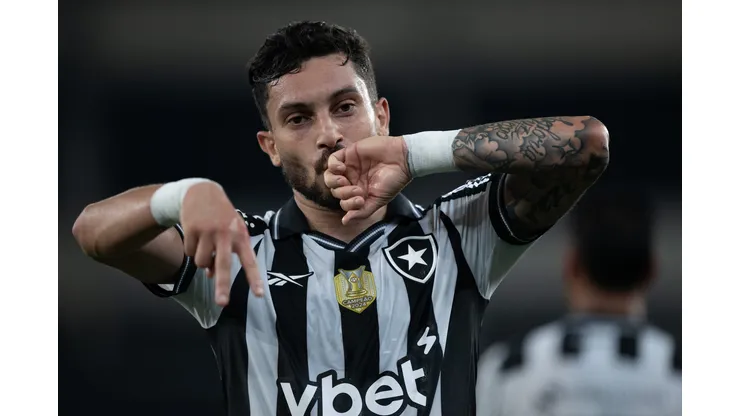 Alex Telles durante confronto contra o Vasco no Camponato Brasileiro de 2025.