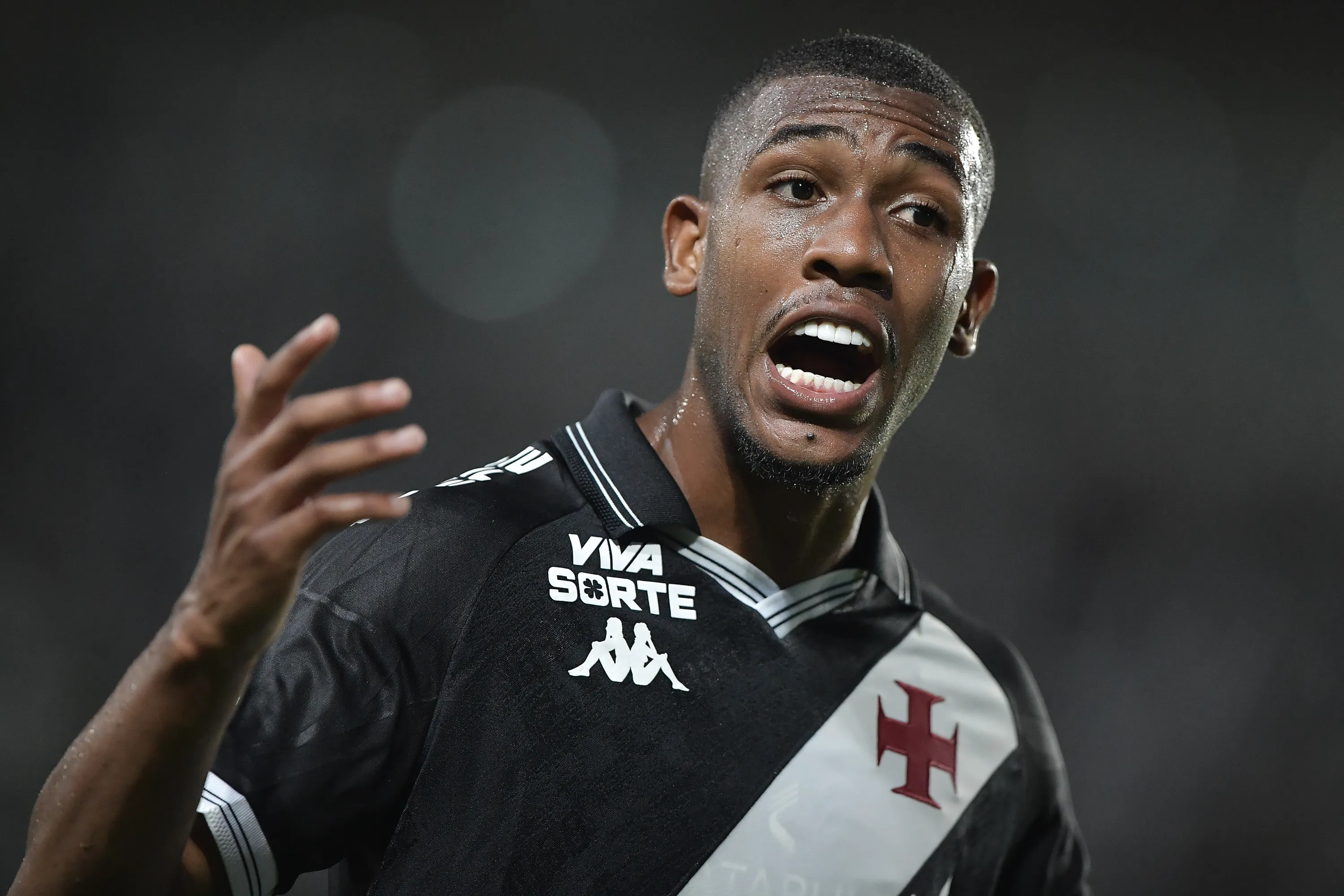 RJ – RIO DE JANEIRO – 02/11/2025 – BRASILEIRO A 2025, VASCO X SAO PAULO – Rayan jogador do Vasco durante partida contra o Sao Paulo no estadio Sao Januario pelo campeonato Brasileiro A 2025. Foto: Thiago Ribeiro/AGIF