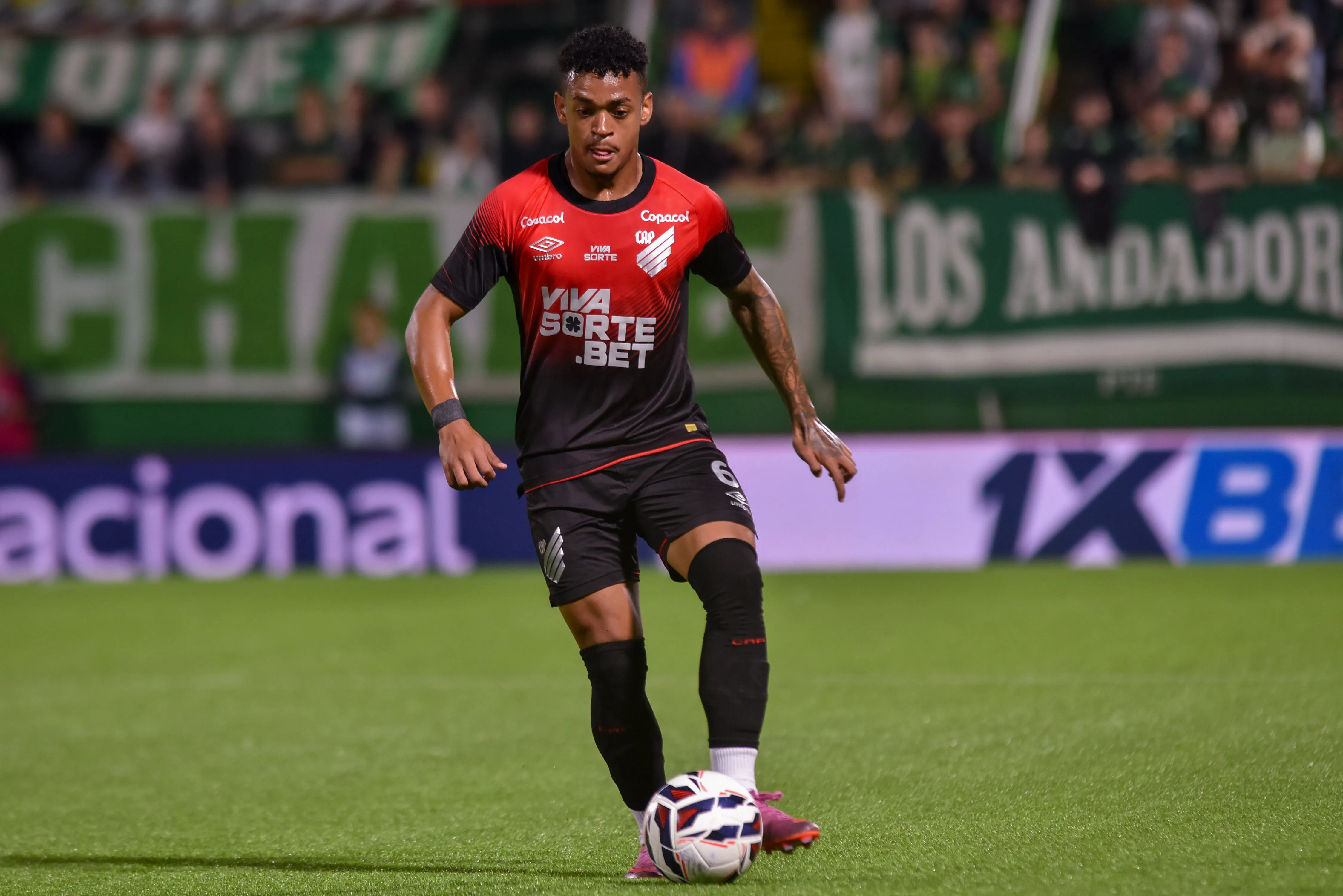 SC – CHAPECO – 16/09/2025 – BRASILEIRO B 2025, CHAPECOENSE X ATHLETICO-PR – Leo Derik jogador do Athletico-PR durante partida contra o Chapecoense no estadio Arena Conda pelo campeonato Brasileiro B 2025. Foto: Renato Padilha/AGIF