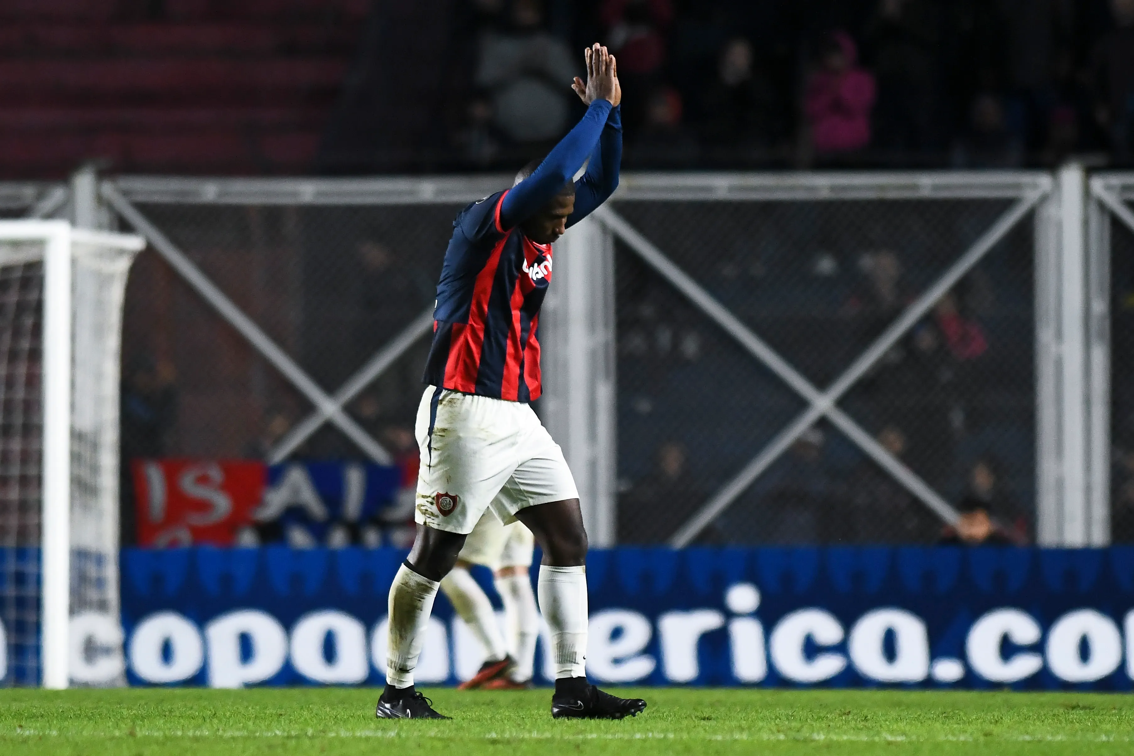 Jhohan Romaña, atuando no San Lorenzo – (Photo by Rodrigo Valle/Getty Images)